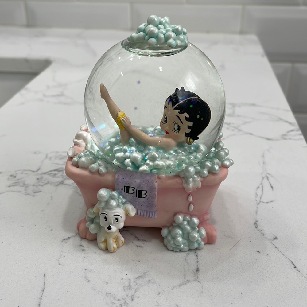 Betty Boop Bathtub Snow Globe